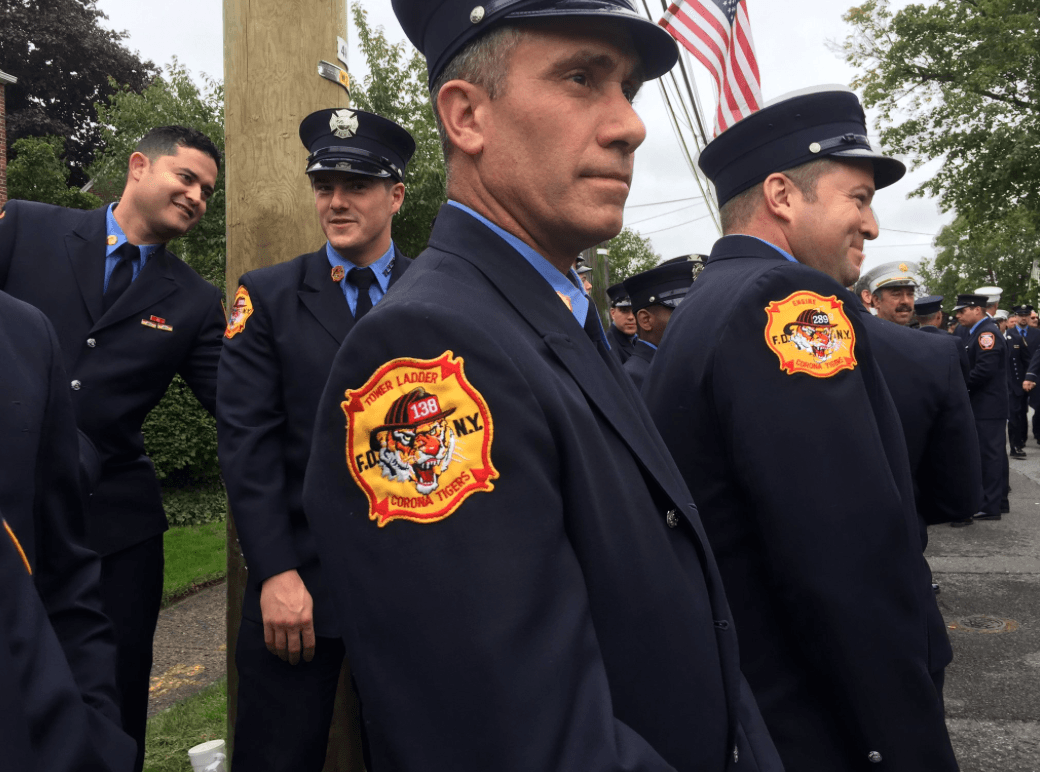 Los "Tigres de Corona", bomberos del condado neoyorquino de Queens, lucían más relajados antes de que comenzara el evento.