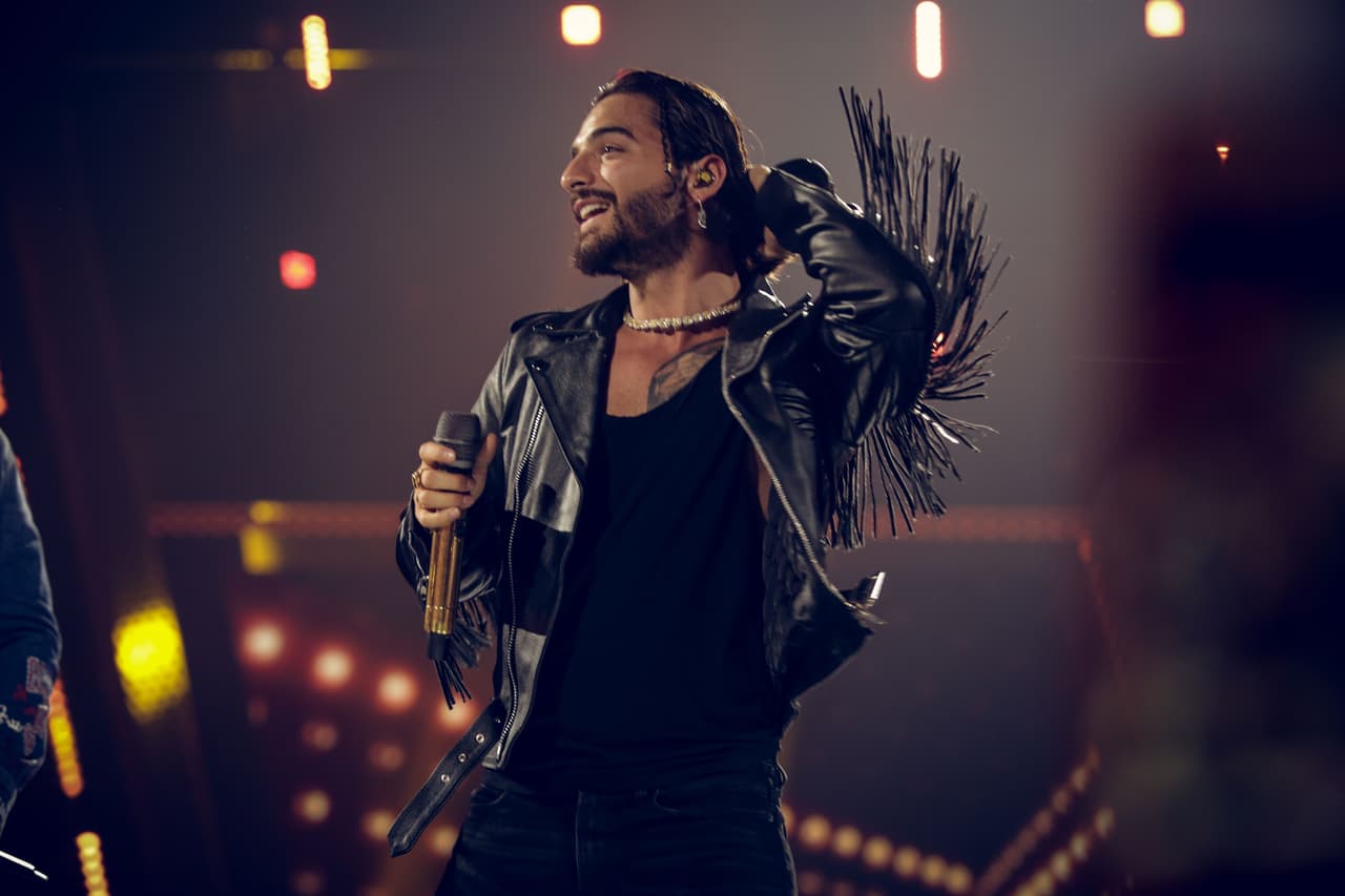 Durante esa actuación decidió quitarse la chamarra de piel que lució durante parte de su interpretación.