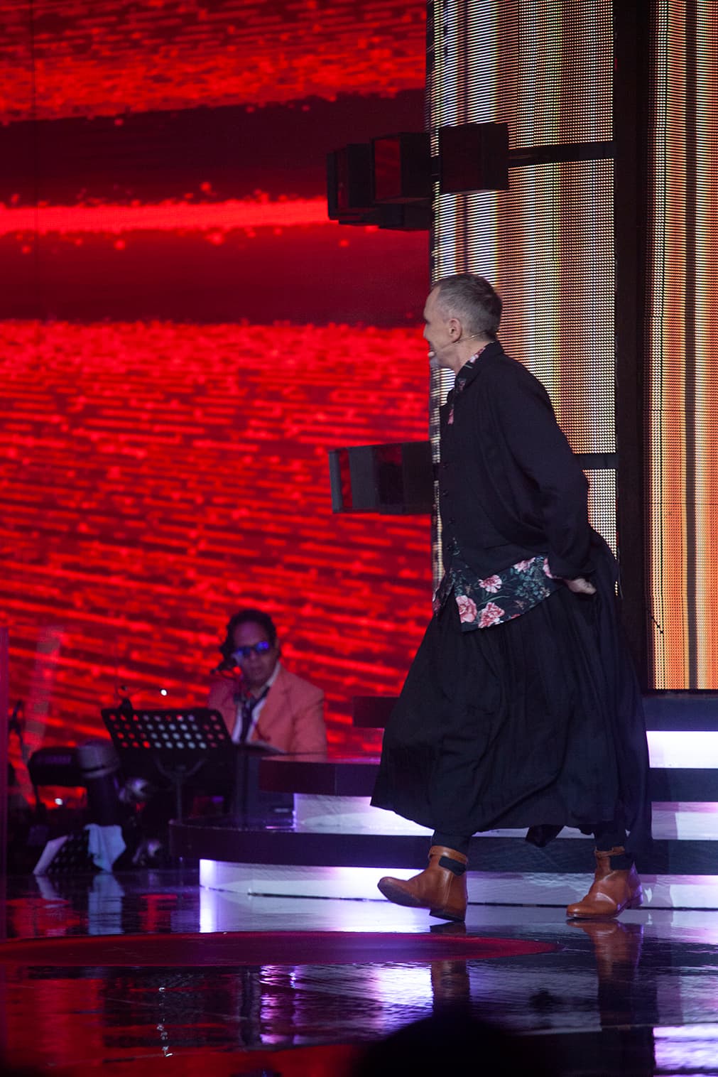 Para llegar a la mesa del jurado, Bosé debió atravesar la pista, con lo que su falda lució en todo su esplendor.