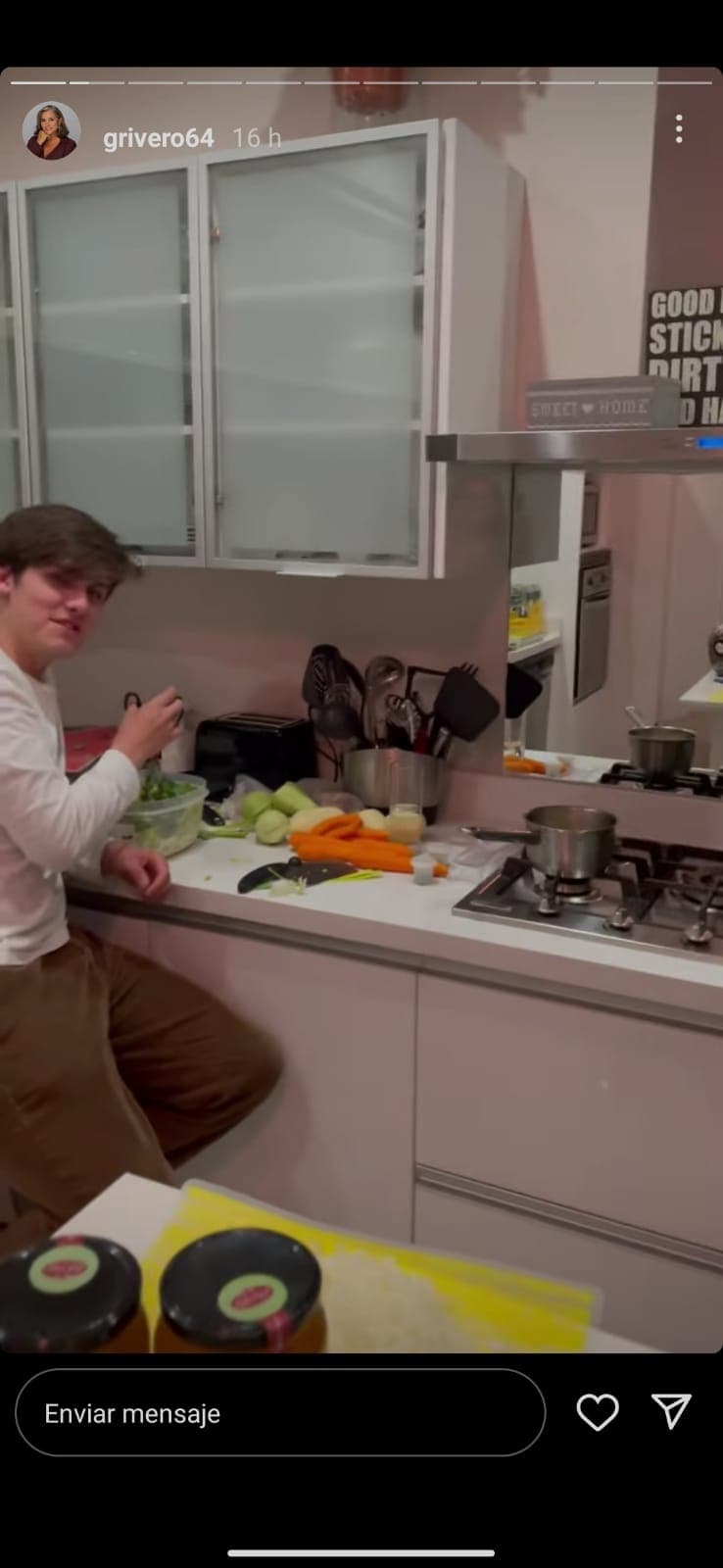 Tras dejar claro que no padece covid-19, Rivero también publicó un video del momento en que su hija y su novio, hijo del también actor Leonardo Daniel, le preparaban una “sopita”.
<br>