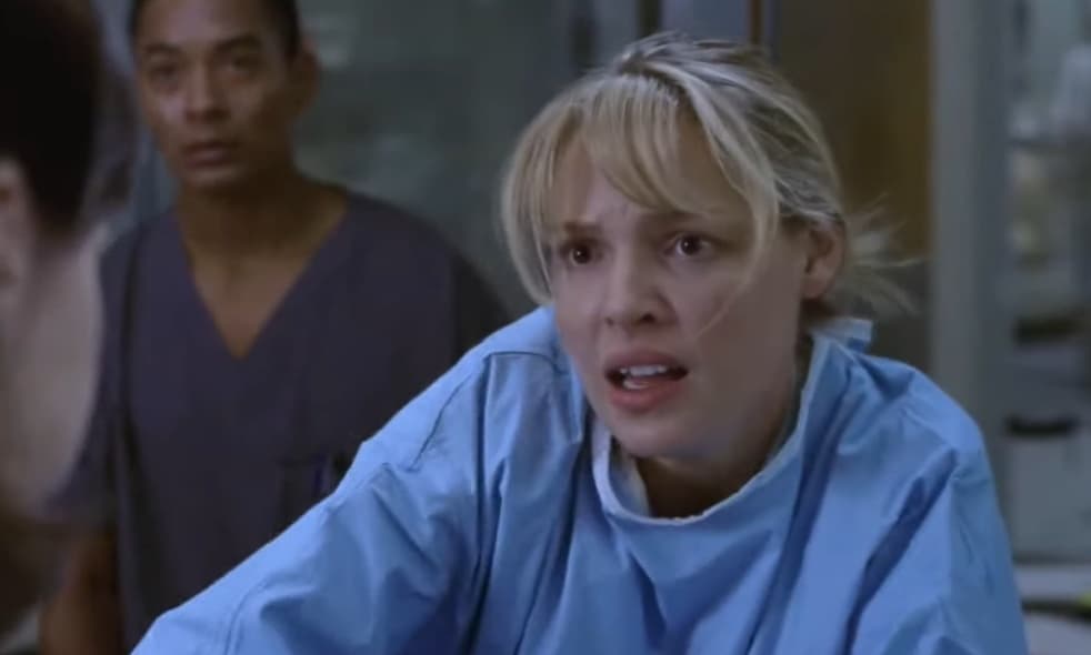 <b>Katherine Heigl</b>
<br>Interpretó a Izzie Stevens, una exmodelo y residente del hospital. Su personaje salió de la serie después de la sexta temporada, debido a que quería conocer el mundo e iniciar una nueva vida.
<br>