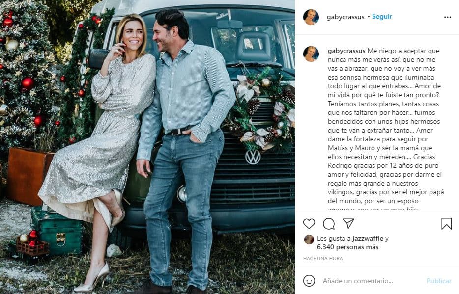Gaby Crassus, presentadora de televisión y esposa de Rodrigo Mejía, se sumó a los homenajes que se le realizaron a su esposo, a modo de despedida. Tras el anuncio de su muerte, escribió en Instagram un mensaje de agradecimiento por "12 años de puro amor y felicidad" y por sus hijos.