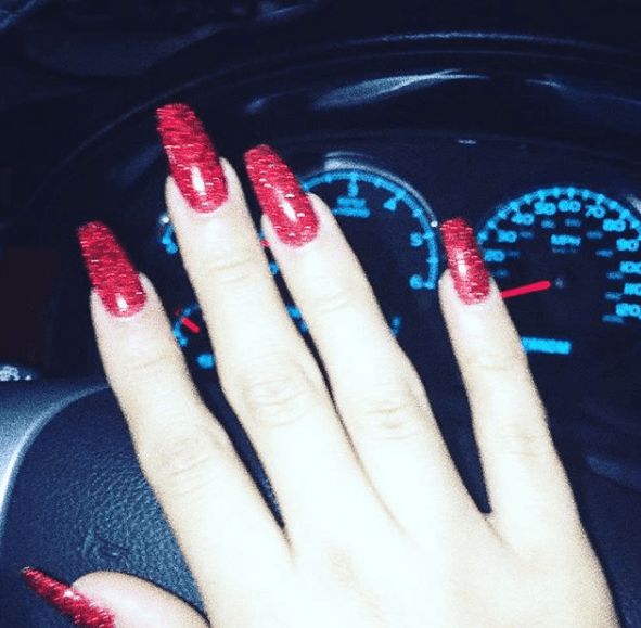 Esas perfectas uñas rojas y largas pertenecen a uno de los rostros más juveniles de la música.