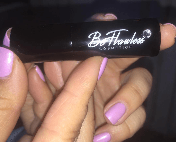 Este se ha convertido en uno de sus colores favoritos, el lila se le ve muy femenino y coqueto.