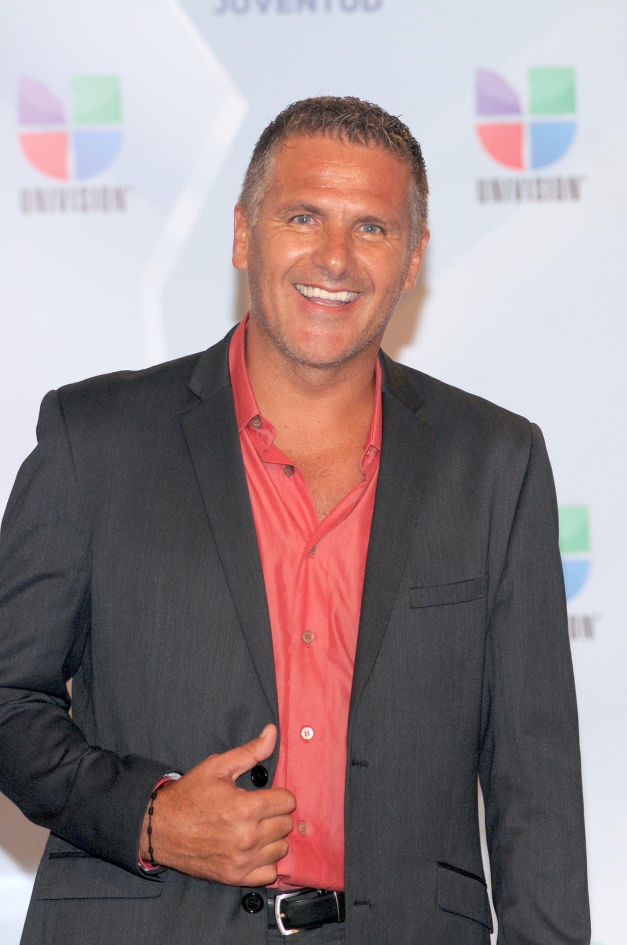 A lo largo de 56 años, 
<b><a href="https://www.univision.com/famosos/hector-soberon-denuncia-que-sigue-recibiendo-amenazas-por-el-pleito-que-tuvo-con-michelle-vieth-hace-15-anos-fotos">Héctor Soberón</a> </b>ha tenido que buscar 
<b>diferentes alternativas de trabajo</b>, cuando escasean las oportunidades en la actuación.
<br>