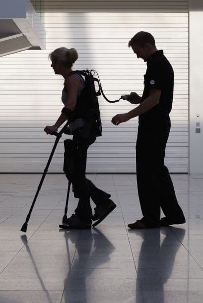 Amanda perdió la movilidad de la cintura a los pies luego de un accidente mientras esquiaba hace más de 20 años y cuando los médicos de principios de los 90 le dijeron que no volvería a caminar, ella jamás imagino que tendrían que retractarse al respecto.