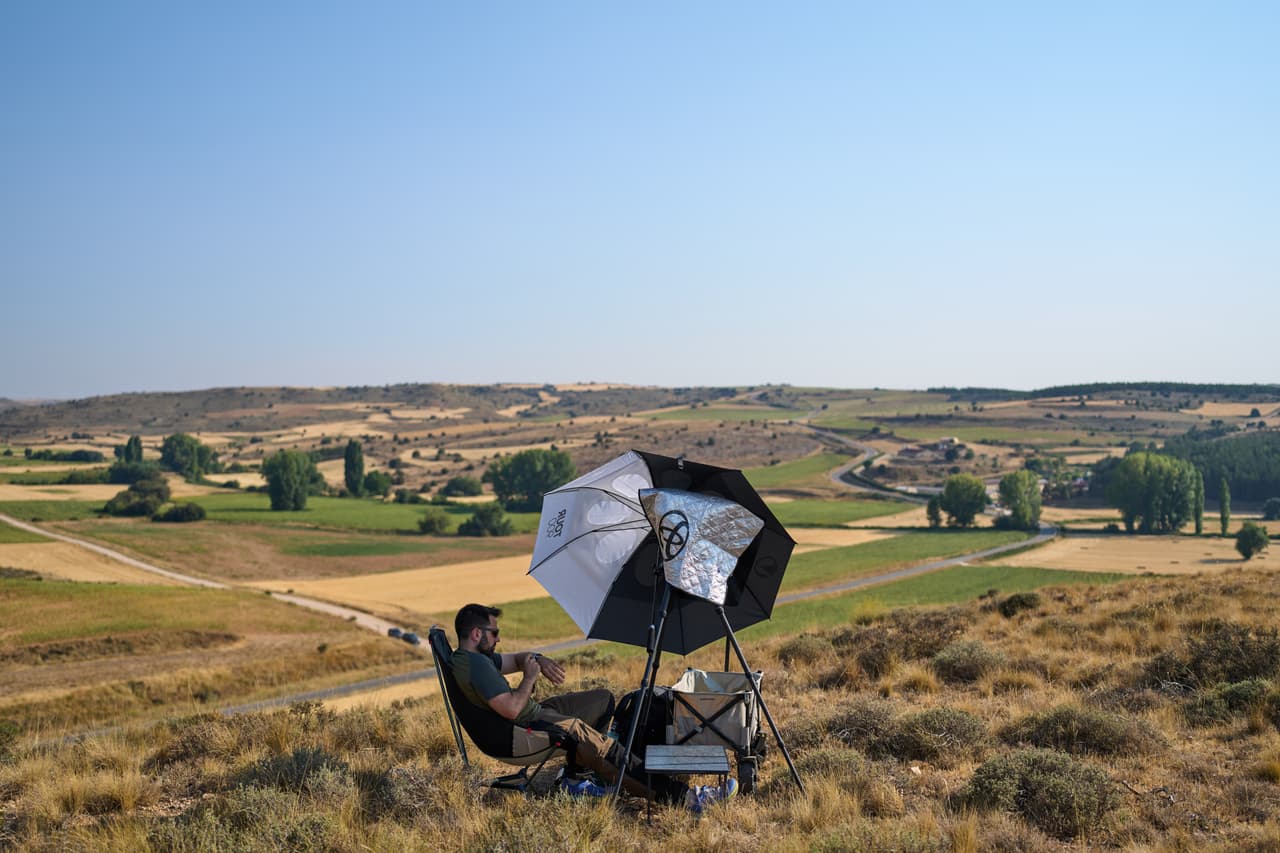 Mario Garrido, miembro del grupo de astrofotografía amateur "Los Taraos", espera para fotografiar un eclipse solar total en Berlanga de Duero, en el centro de España, el miércoles 12 de agosto de 2026.