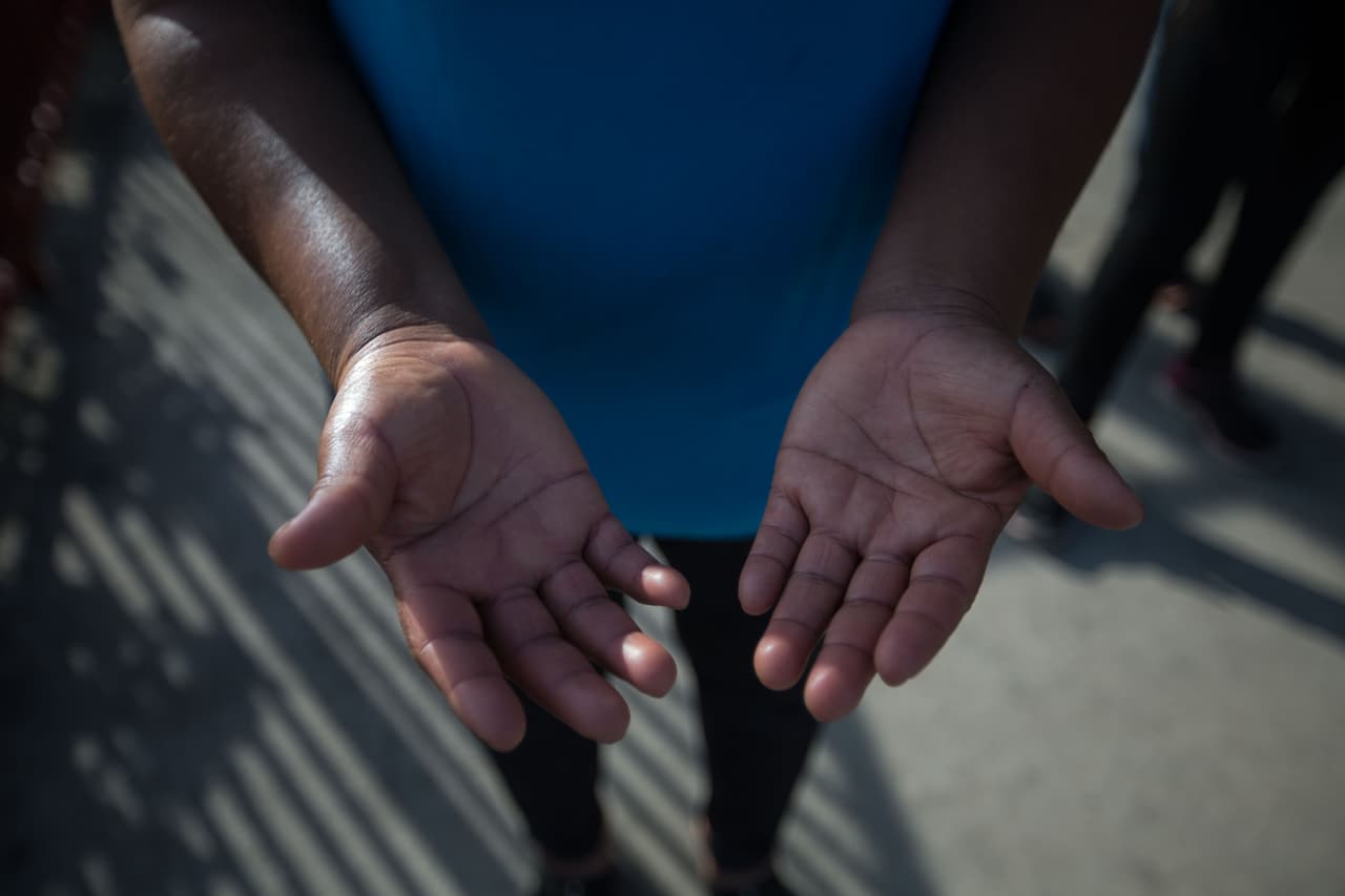 Andrea, 35, de Guatemala, lleva 9 años en Estados Unidos y trabaja en un campo de tomates, frijoles y lo que haya, según temporada. “Siempre estamos trabajando, siempre”, dice. “Ellos no pueden hacer el trabajo que hacemos, no aguantan el sol”. Andrea dice tener mucho más miedo desde que hay nuevo presidente. “Hay mucha necesidad en nuestro país y violencia. Si yo regreso van a pensar que vengo con dinero y me van a matar o secuestrar a mis hijos”.