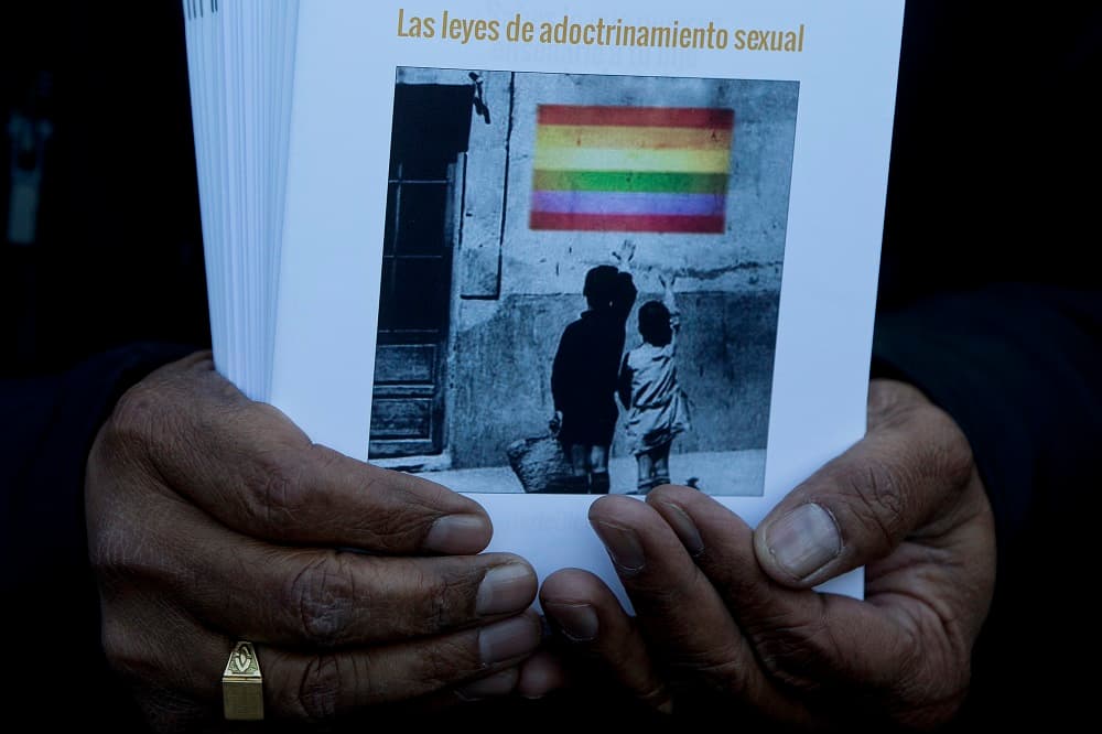 Un simpatizante de la organización HazteOír, durante la protesta este miércoles para pedir la liberación del autobús.