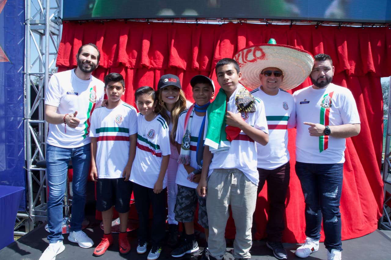 Y sus radioescuchas no les quedaron mal, por lo que también llegaron para apoyar a la selección.