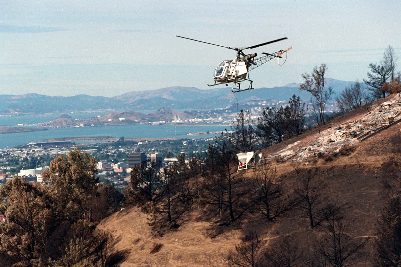 Un helicóptero sobrevuela las colinas quemadas en Oakland con lleva un balde especial lleno de hierba y semillas de flores.
<br>
<br>La siembra aérea es para establecer el crecimiento en las laderas y evitar la erosión por la lluvia.