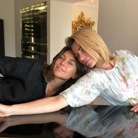 Al pie de esta fotografía, la actriz de origen polaco escribió: "Hoy cumple años mi hermana, la persona que ha estado junto a mí toda la vida, la que me ha enseñado casi todo lo que aprendí en mi infancia; luego me revelé, pero cuando se creía mi mamá me enseñó todas las cosas que con mi mamá no hablaba [...]".