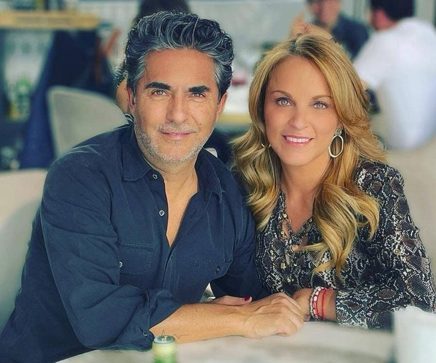 Tres meses después de haber iniciado el proceso de divorcio, comenzó una relación sentimental 
<b><a href="https://www.univision.com/famosos/raul-araiza-celebra-primer-ano-amor-maria-amelia-aguilar-hoy-fotos" target="_blank">con la psicóloga María Amelia Aguilar. </a></b>
<br>