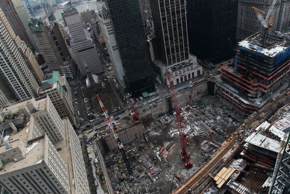 El 11 de septiembre Estados Unidos fue víctima de horrendos ataques terroristas: Al Qaeda secuestró e impactó cuatro aviones contra varios objetivos y que causaron la muerte y destrucción, siendo el episodio que precedería a la guerra de Afganistán y a la adopción por el Gobierno estadounidense y sus aliados de la política denominada de Guerra contra el terrorismo. Los atentados fueron cometidos por diecinueve miembros de la red yihadista Al-Qaida,1 divididos en cuatro grupos de secuestradores, cada uno de ellos con un terrorista piloto que se encargaría de pilotar el avión una vez ya reducida la tripulación de la cabina. Los aviones de los vuelos 11 de American Airlines y 175 de United Airlines fueron los primeros en ser secuestrados, siendo ambos estrellados contra las dos torres gemelas del World Trade Center, el primero contra la torre Norte y el segundo poco después contra la Sur, provocando que ambos rascacielos se derrumbaran en las dos horas siguientes.2 3 El tercer avión secuestrado pertenecía al vuelo 77 de American Airlines y fue empleado para ser impactado contra una de las fachadas del Pentágono, en Virginia. El cuarto avión, perteneciente al vuelo 93 de United Airlines, no alcanzó ningún objetivo al resultar estrellado en campo abierto, cerca de Shanksville, en Pensilvania, tras perder el control en cabina como consecuencia del enfrentamiento de los pasajeros y tripulantes con el comando terrorista.