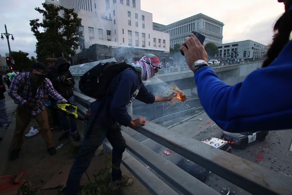 Decenas de manifestantes cayeron en la tentación y lanzaron objetos incendiados contra las patrullas del Departamento de Policía de Los Ángeles y las de CHP.
