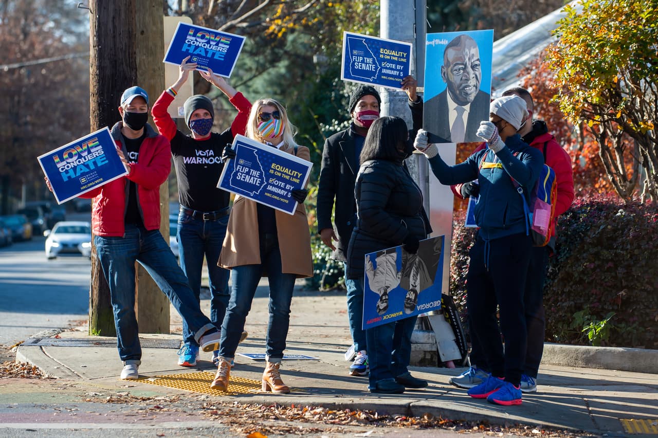 <a href="https://www.univision.com/local/atlanta-wuvg/elecciones-estados-unidos-2020/guia-de-votacion-georgia-2020">La elección al senado de EEUU en Georgia </a>tienen la atención política nacional porque el resultado define si los demócratas o los republicanos 
<a href="https://www.univision.com/local/atlanta-wuvg/elecciones-estados-unidos-2020/la-segunda-vuelta-al-senado-en-georgia-podria-determinar-el-equilibrio-del-senado-de-eeuu">controlan el Senado</a>.
