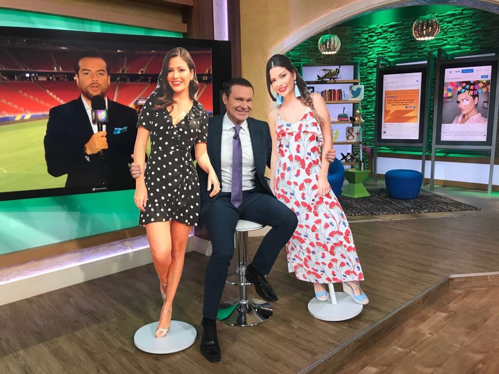 Alan Tacher estaba feliz de poder estar acompañado de este par de muñecotas.