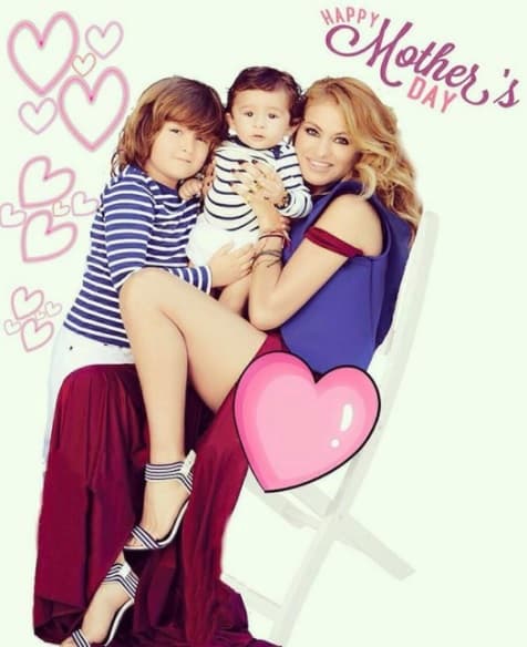 Paulina, celebró el día de las madres con sus pequeños y como regalo para sus fans hizo esta postal.