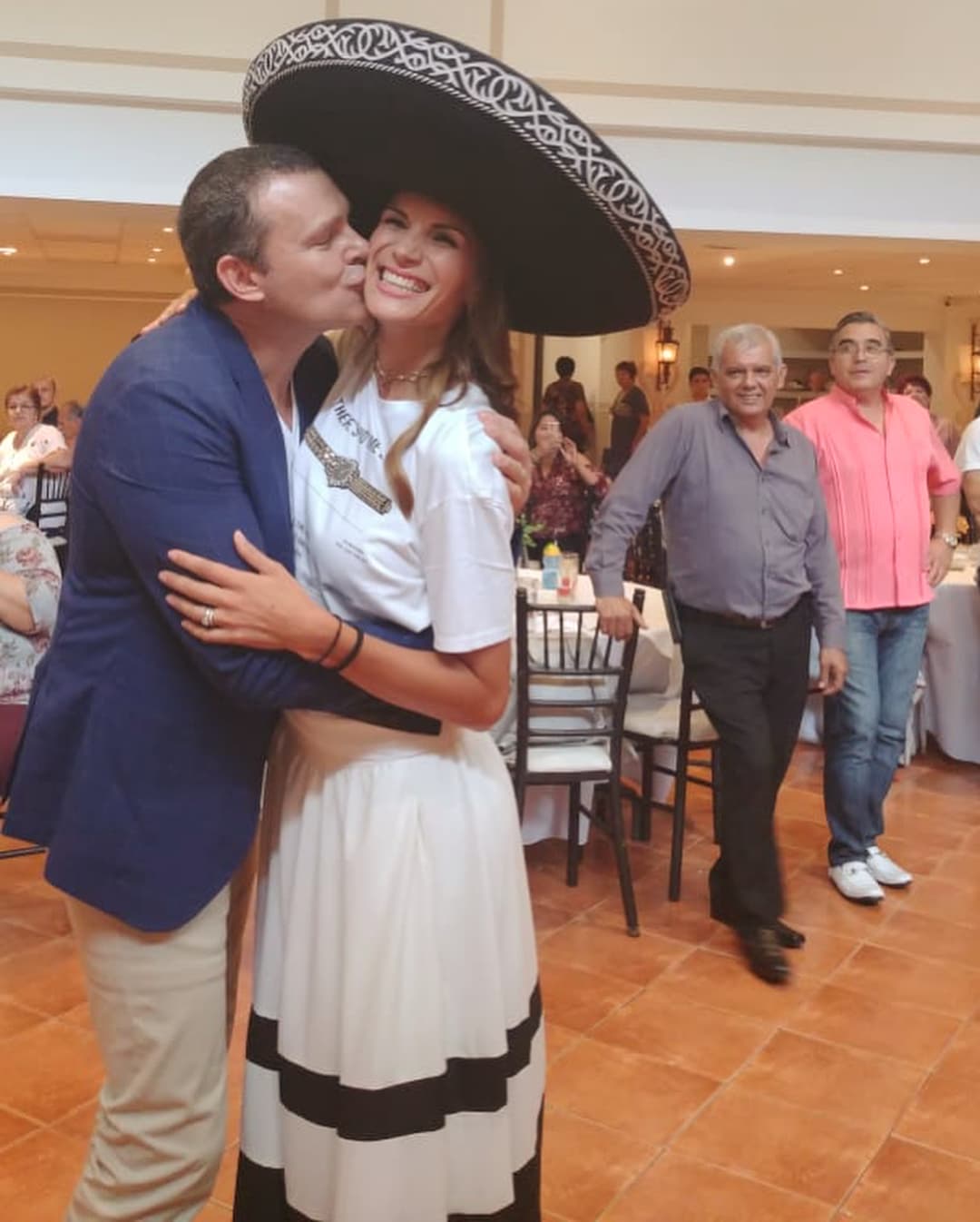Alan Tacher también lleva en el corazón la bandera mexicana y sus tradiciones. Esta fotografía la compartió en redes sociales en el cumpleaños de su esposa, Cristy Bernal. En aquella ocasión la sorprendió con una serenata con la que quedó fascinada.
<br>