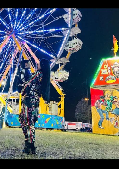 <b>"¡Lo logramos!"</b>, escribió junto a esta foto en la que se le ve sosteniendo al menor en una feria. 
<br>