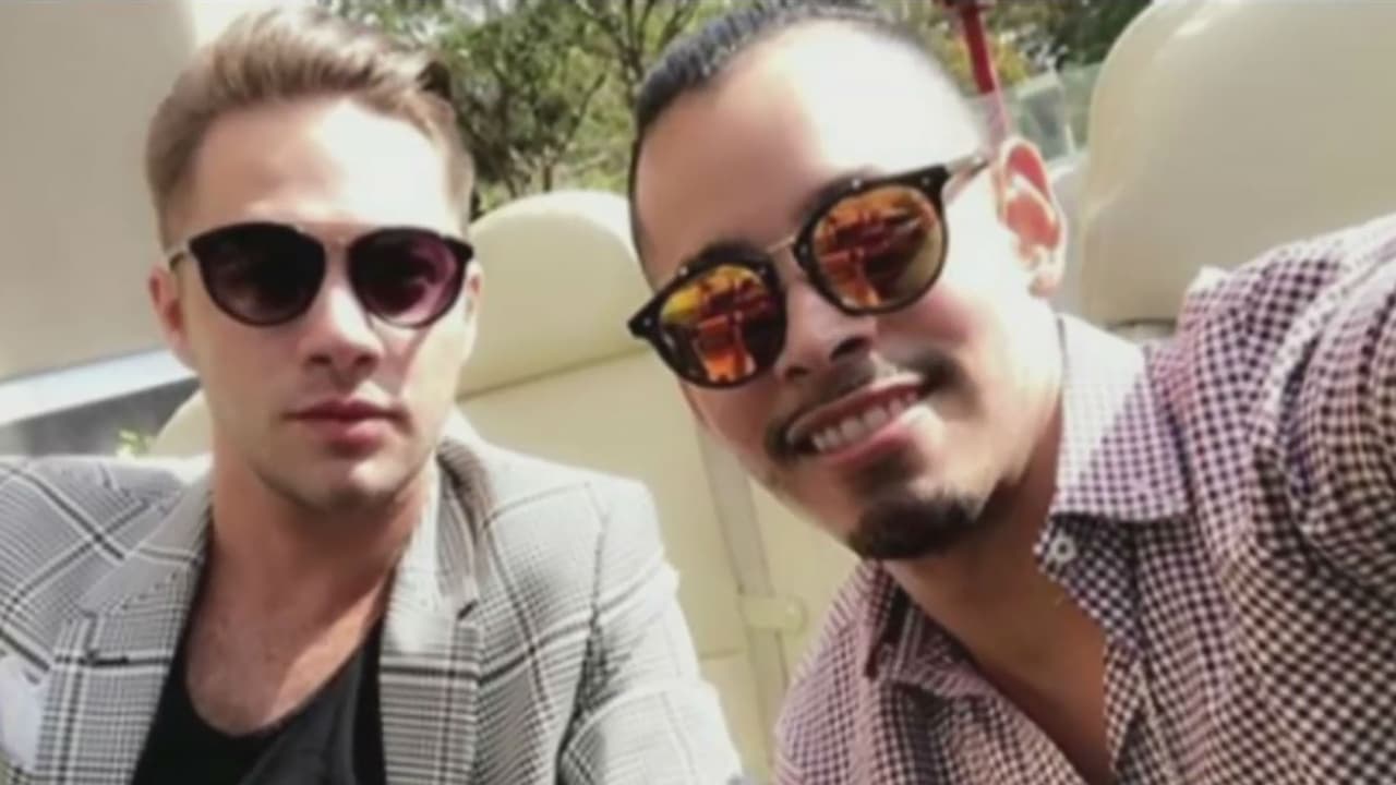 <h3 class="cms-h3-H3">Beso ofensivo</h3>
<br>
<br>Una pareja del mismo sexo fue expulsaba de la minivan de un conductor de Uber al intercambiar un 
<b>pequeño beso</b>. El incidente tuvo lugar en la ciudad de Houston en diciembre pasado, cuando las víctimas, 
<b>Randall Magill </b>de 28 años y 
<b>José Chávez</b> de 26, regresaban de un festejo navideño. Cuando el chofer se percató del beso entre Magill y Chávez, quienes se encontraban en butacas separadas por un pasillo en la minivan, les dijo que no podían permanecer en el vehículo, obligándolos a bajarse 
<a href="https://www.univision.com/noticias/edicion-digital/pareja-gay-denuncia-que-un-conductor-de-uber-los-bajo-del-auto-por-darse-un-beso-video" target="_blank">dejándolos abandonados</a> en la vía. La pareja decidió no demandar a Uber pero hizo público el episodio para alertar a otras personas que podrían enfrentar una situación semejante.