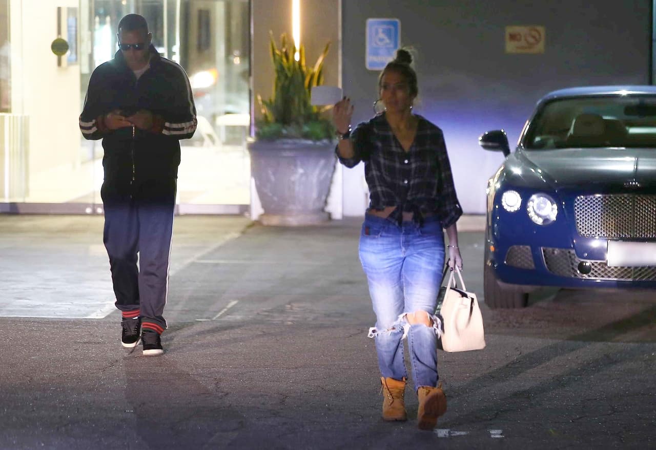Con expresión sombría, Jennifer López fue quien le hizo señas a su conductor para que los recogiera, mientras que Alex Rodríguez parecía atender algo en su teléfono celular que requería toda su atención.