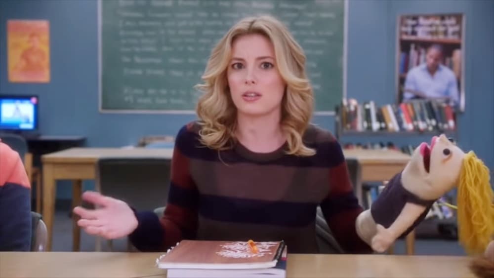 <b>Gillian Jacobs- Britta Perry </b>
<br>Gillian Jacobs le dio vida a Britta Perry, una apasionada activista del feminismo y a favor de la naturaleza que busca reconstruir su vida después de una serie de fracasos. Se inscribió en la Greendale Community College para concluir sus estudios en psicología.
<br>