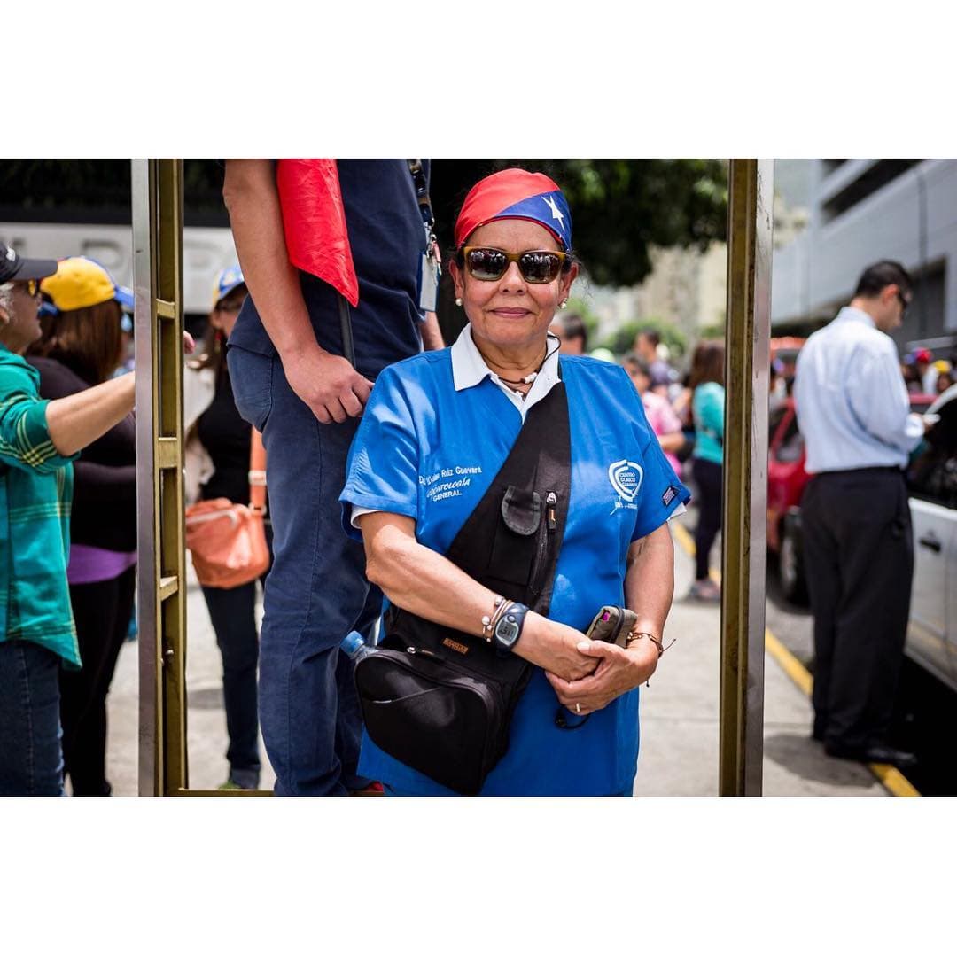 <b><a href="https://www.instagram.com/p/BUaf8GGgvVm/?taken-by=prodavinci">Denise Ruiz</a>, 61 años, odontóloga. </b>“Los materiales desechables que usamos son muy costosos y eso hace que el precio de la consulta se eleve. Ya muchas personas vuelven a los remedios caseros o recurren a inventos. Para el dolor de muela se meten buches de whisky, tengo un paciente que me dijo que se había colocado una cataplasma de concha negra de queso blanco y que era buenísimo, ya no recuerdo para qué, y otra se había puesto pintura de uñas en una cavidad de caries profunda. ¡Esa vio el diablo! Son cosas que creo que están empezando a formar parte de nuestro día a día. Debes hacer inventario de lo que tienes y, en función de eso, trabajas y también 
<a href="http://www.univision.com/noticias/salud/a-los-medicos-venezolanos-les-quita-el-sueno-ejercer-en-medio-de-la-escasez-e-inseguridad">te apoyas en otros colegas</a>. Le das el presupuesto a un paciente, se da cuenta de que es más caro el tratamiento que sacarle el diente y te dicen: ‘Entonces sáquemelo’. 
<b>Estamos volviendo a las prácticas rudimentarias</b>. Eso también ha hecho que el paciente termine en manos de doctores empíricos, que son más baratos, y luego sufren las consecuencias. Además, cuando le recetas al paciente un medicamento no puedes mandarle uno específico. Le digo: ‘el que consigas, pregunta en la farmacia para saber qué hay y luego yo te hago el récipe para poder comprarlo’. Pero seguiremos ejerciendo, y me bandeo como sea”. Testimonio y foto: 
<a href="https://www.instagram.com/indirapop/">Indira Rojas</a> y 
<a href="https://www.instagram.com/@aka2863">Andrés Kerese</a>.