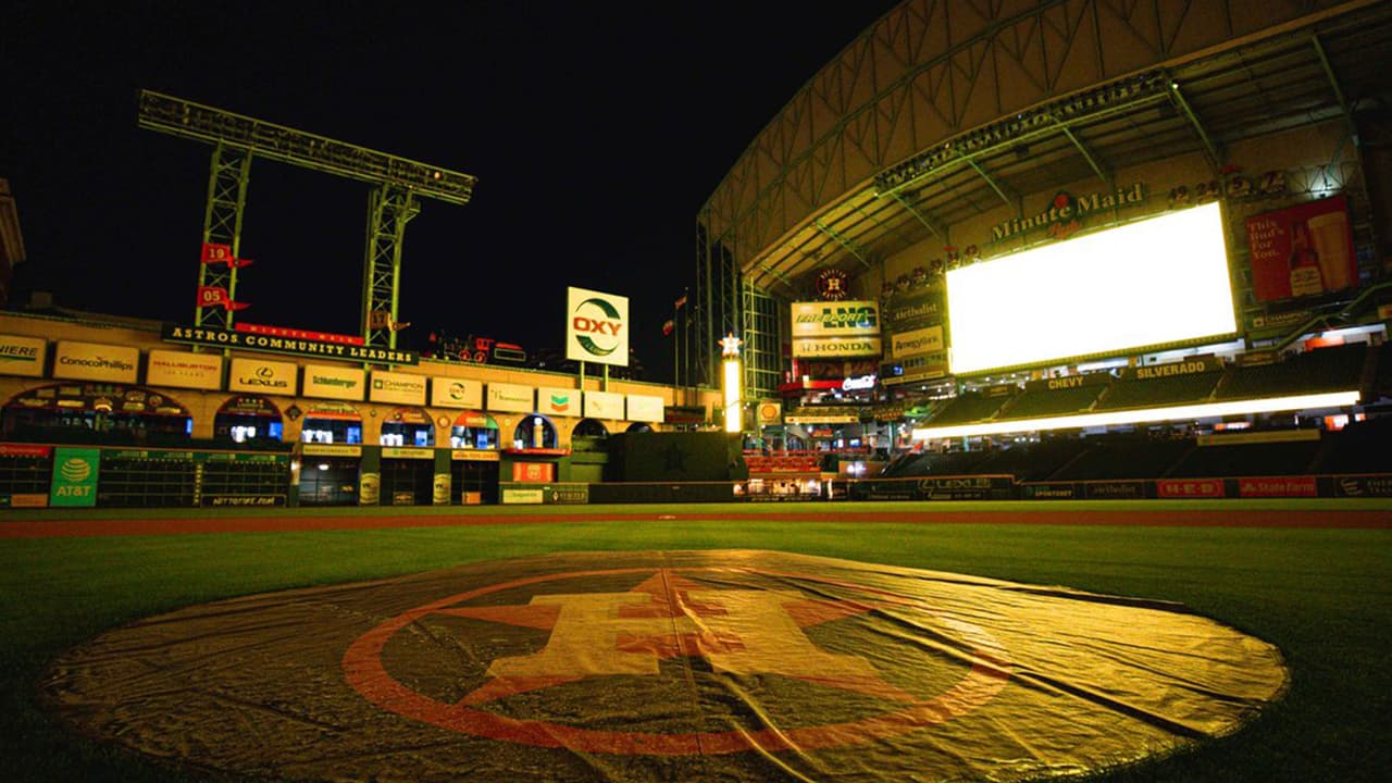 Los Astros de Houston iluminaron el estadio Minute Maid Park en honor a las vidas perdidas por coronavirus y en sus redes sociales envían sus condolencias a sus fans y sus seres queridos.