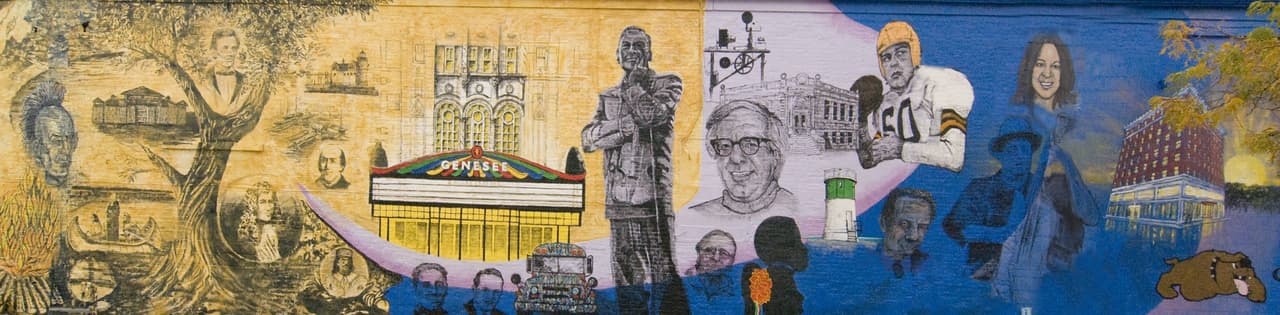El mural "La Opera" representa personas, lugares y cosas importantes del pasado, presente y futuro de Waukegan. Fue diseñado por Patrick Tufo y David Motley, dos artistas locales. Es importante mencionar que también recibieron ayuda de algunos voluntarios de la ciudad. El mural es conocido también como "La historia de Waukegan te está viendo". Para tener la mejor vista de este mural puede ir a la calle Clayton al este de la calle Genesee.