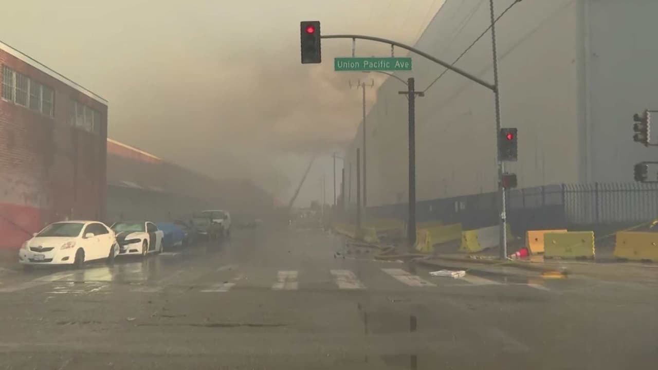 Se reaviva incendio en bodega refrigerada de Boyle Heights; humo y posible fuga de amoníaco preocupan