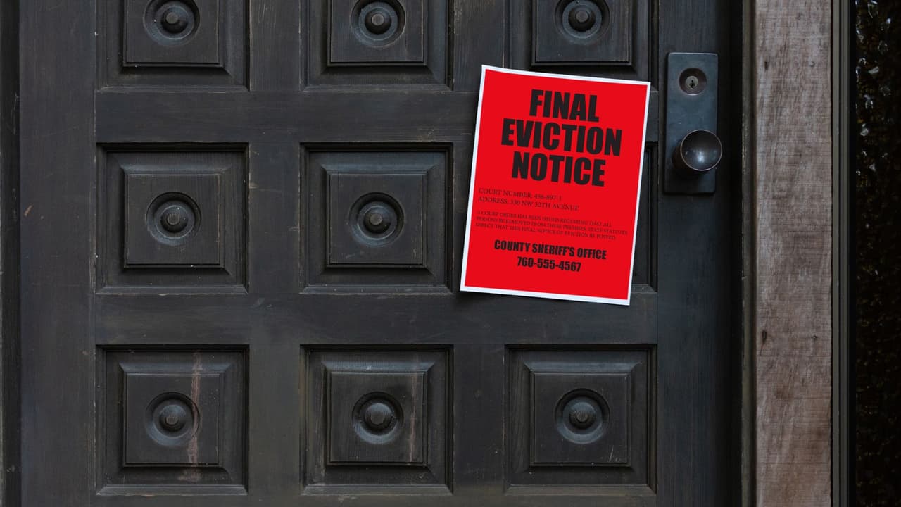 <h3 class="cms-H3-H3">La SB-1333: acción inmediata contra ocupaciones ilegales </h3>
<br>Este es un problema distinto al de la renta. Son casos de 
<b>personas que se meten a una casa sin permiso, sin contrato y sin derecho</b>. A esto se le llama ocupación ilegal o 
<i>“squatting”</i>. Antes, el camino era el mismo que un desalojo normal: 
<b>demanda, juicio, apelaciones. </b>
<br>Todo podía tardar semanas. Mientras tanto, el propietario veía cómo alguien vivía gratis en su propiedad. La SB-1333, que entra en vigor 
<b>el 1 de septiembre de 2025</b>, cambia las reglas.