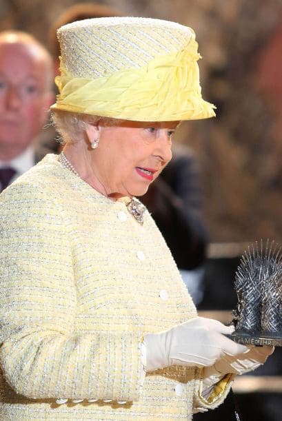 De manera simbólica, la reina, que este 2014 cumple 62 años al frente de la corona, recibió como regalo un trono miniatura con picos de hierro, una réplica de la silla donde se sienta el rey de los Andals en la serie de ficción.
