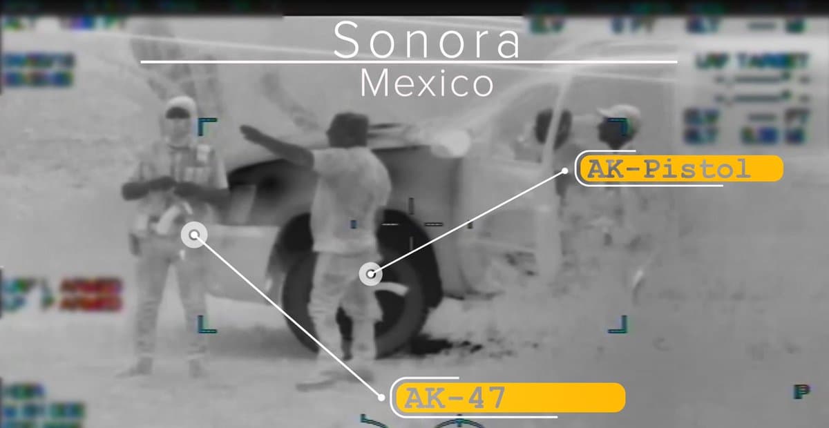 Las autoridades alegan que estos delincuentes están en estrecha comunicación con pistoleros del cartel, como los que aparecen en esta imagen tomada por una cámara de vigilancia cerca del poblado de Ajo, en Arizona. En un video se observa cómo cinco hombres, de los cuales dos portaban rifles de asalto, acompañan a una mujer centroamericana y a su hijo hasta ese sector de la frontera.