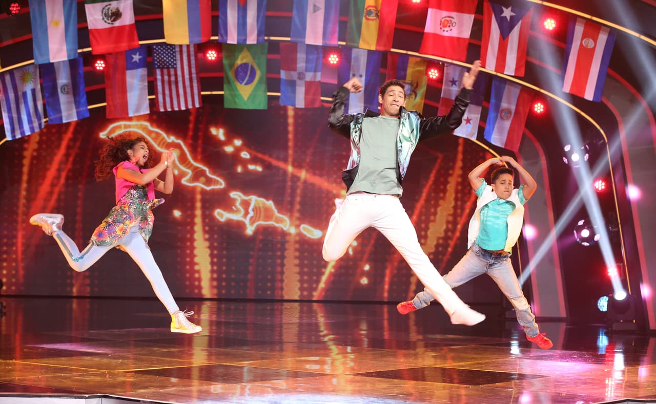 Los primeros en llegar al escenario fueron Johnny Lozada con Almany, Giuliana, Edrai y Alondra.