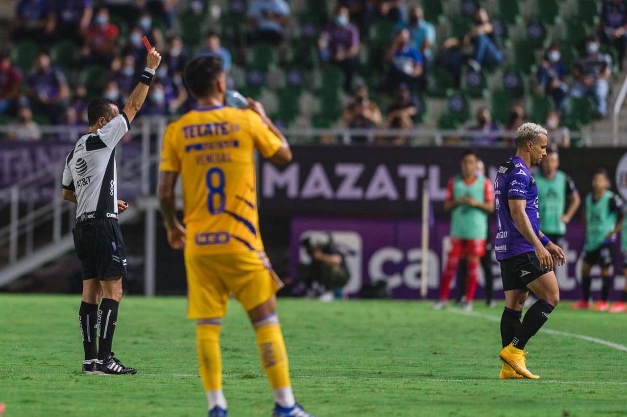 Mal y de malas, Mazatlán se quedó con 9 jugadores tras la doble amarilla de Camilo Sanvezzo.