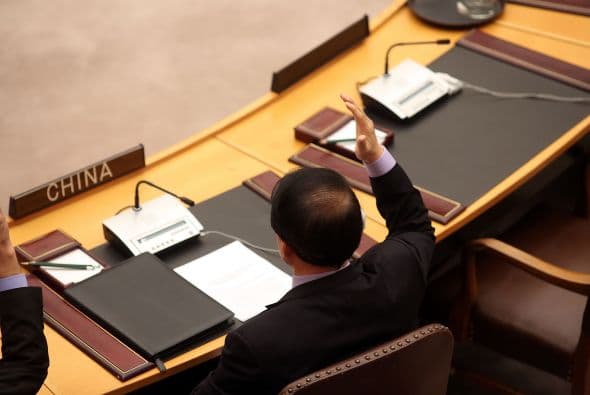 En la imagen, el embajador de China ante la ONU, Li Baodoung, se suma a la votación para sancionar a Corea del Norte por sus pruebas atómicas. Cabe mencionar que China y Rusia se habían mantenido al margen durante las anteriores pruebas nucleares de Norcorea; sin embargo, en esta ocasión mostraron su preocupación por el riesgo que la carrera armamentista de Corea del Norte podría representar para el mundo.