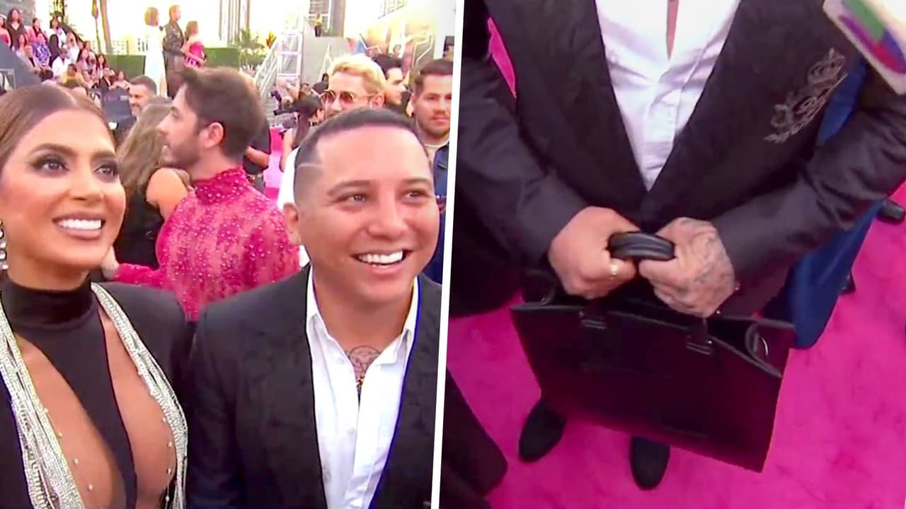 Edwin Luna mostró qué llevaba en su bolso a su paso en la alfombra de Premio Lo Nuestro 2023
