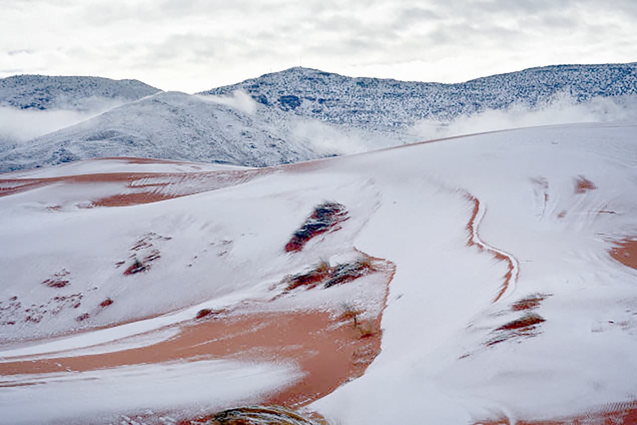 Otro fotógrafo local, Zinnedine Hashas, también retrató la singularidad del desierto nevado. El Sahara se caracteriza por ser extremadamente caluroso durante el día pero helado por la noche.