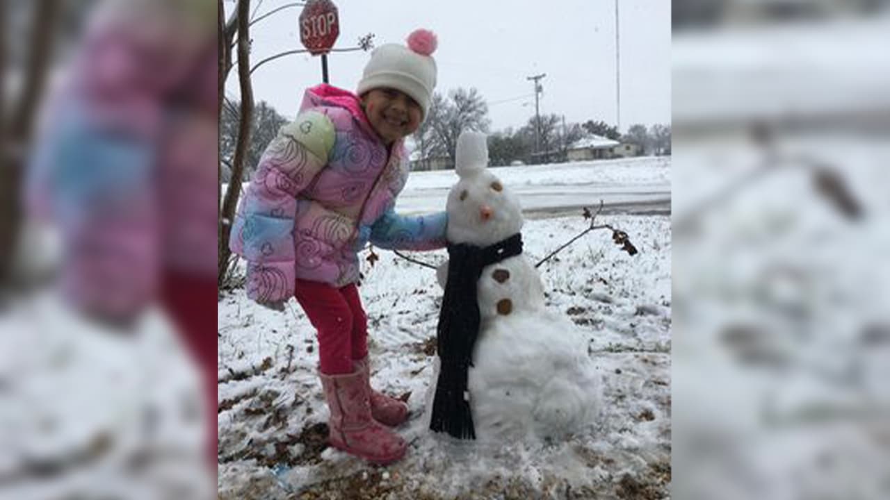 Yuliana Granados junto con su hija hicieron este un muñeco de nieve.
