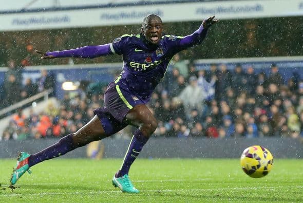 Yaya Touré da balonazo a una niña y recompensa a la pequeña aficionada