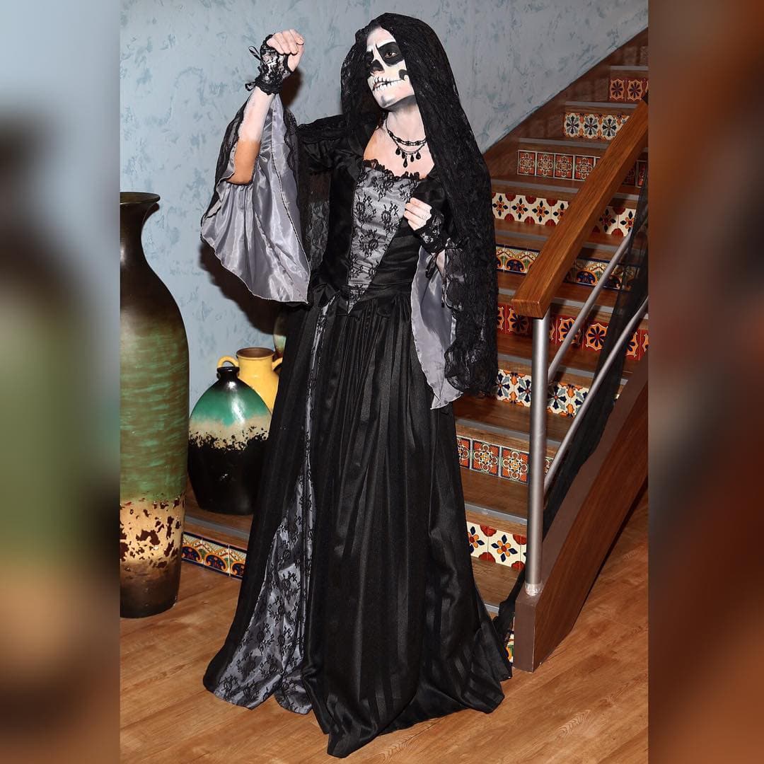 En su primer año como conductora en Despierta América, Francisca Lachapel se quitó la corona de exreina de Nuestra Belleza Latina y se convirtió en una terrorífica calaca.