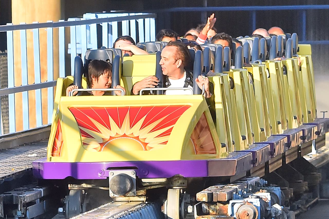 El actor de 51 años compró una gran paleta a su pequeño hijo.