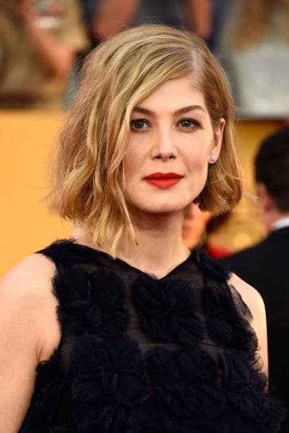 Un acercamiento al cabello de Rosamund Pike.