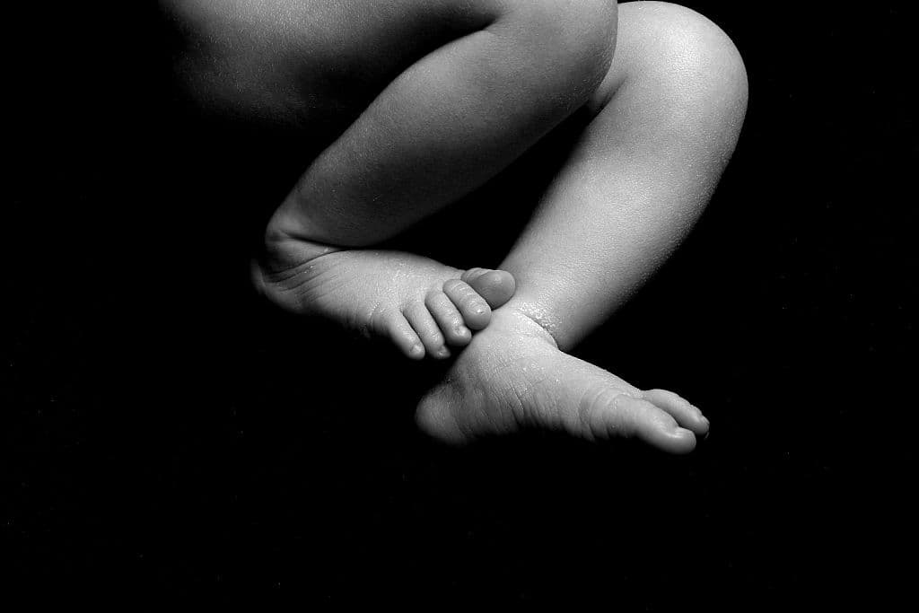 Mientras el oficial novato contaba a sus compañeros de trabajo cómo nació inesperadamente en la entrada de su casa, su supervisor, sufrió un golpe de memoria y comenzó a agitarse. El oficial Domínguez mencionó que su cordón umbilical estaba enrollado alrededor de su cuello y que debieron llamar a los paramédicos para ayudar a su madre en el parto.
<br>
<br>Además confesó que su segundo nombre, "Blue", azul en español, se debe al tono azul que mostraba su rostro y cuerpo cuando nació.
<br>