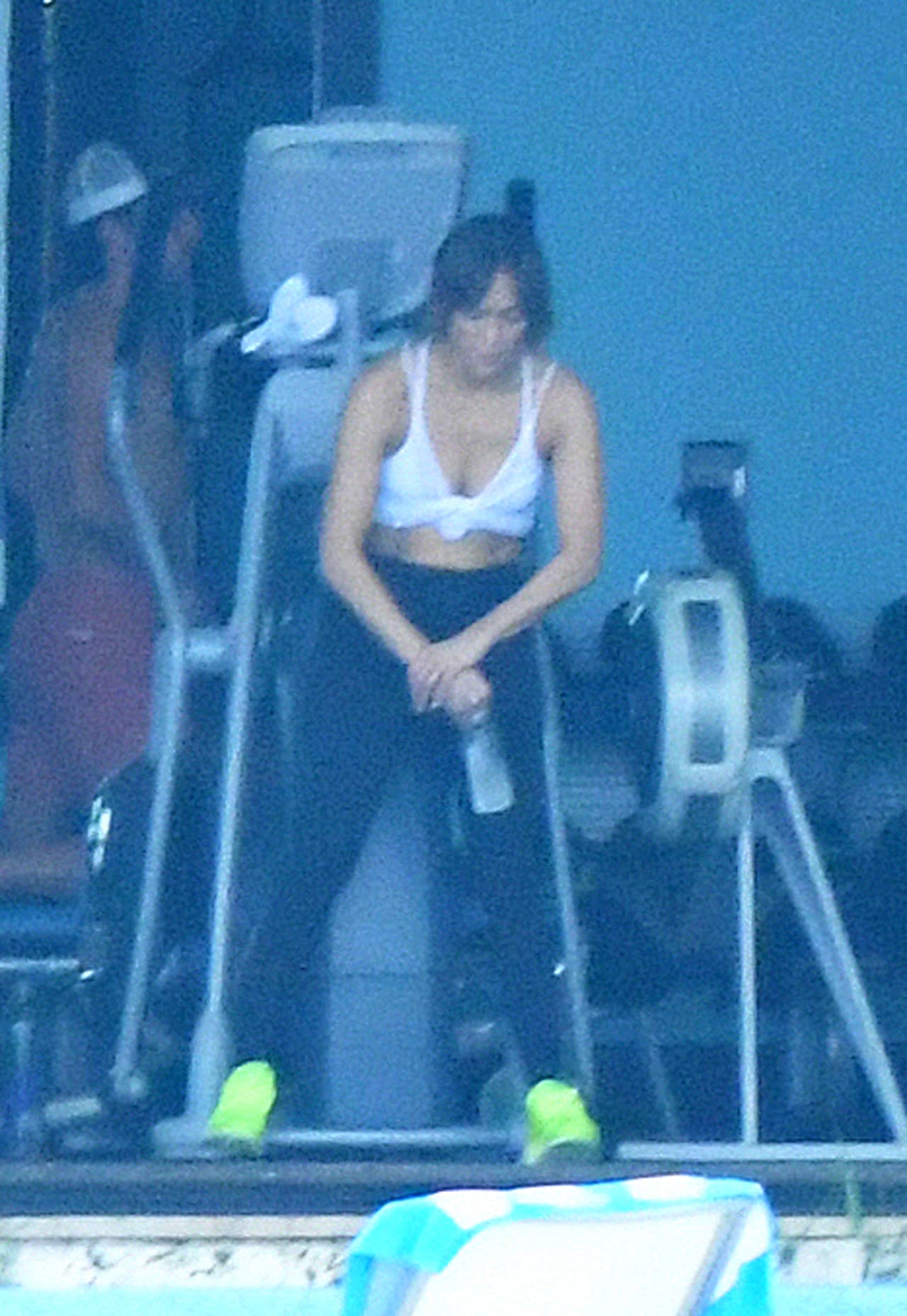 Jennifer Lopez muestra su abdomen mientras trabajaba por segundo día consecutivo mientras estaba de vacaciones con su nuevo novio Alex Rodríguez en Bakers Bay Golf & Ocean Club en las Bahamas.