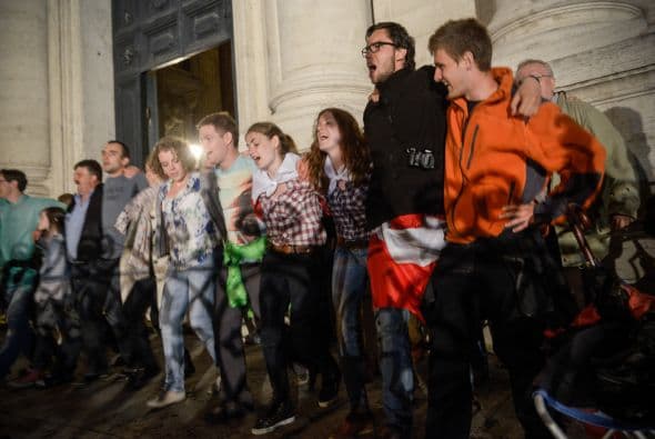 Miles de fieles católicos de diversos países abarrotaron esta noche las iglesias del centro de Roma.