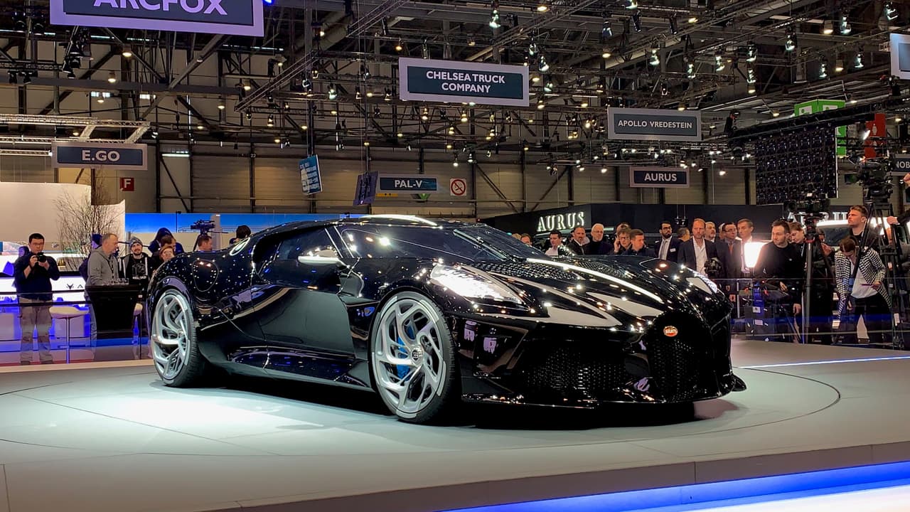 <h3 class="cms-H3-H3">Bugatti La Voiture Noire</h3>
<br>Su nombre de traduce como '
<a href="https://www.univision.com/carros/ginebra-2019-bugatti-la-voiture-noire-el-carro-que-nunca-tendras-o-veras-fotos">El Carro Negro</a>', su precio de 19 millones de dólares lo hace inalcanzable para el 99.9% de la población, y su exclusividad extrema lo puso a la disposición de un solo comprador añónimo que afortunadamente consintió en que se mostrara en el Auto Show de Ginebra 2019.
