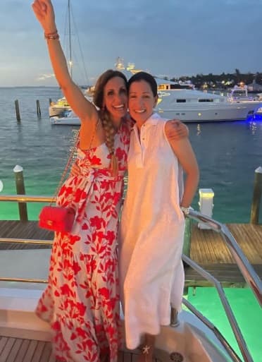 Lili celebró el 4 de julio acompañada de amistades y en la Marina de Bahamas, luciendo un outfit espectacular como a los que nos tiene acostumbrados.