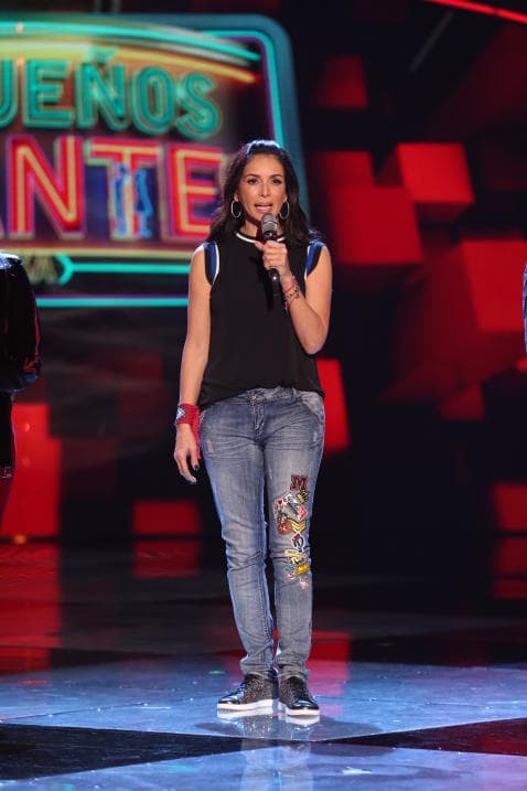 Aquí otra alternativa para mantener un look casual y sacarle partido a los jeans. El color negro arriba siempre será una apuesta ganadora.